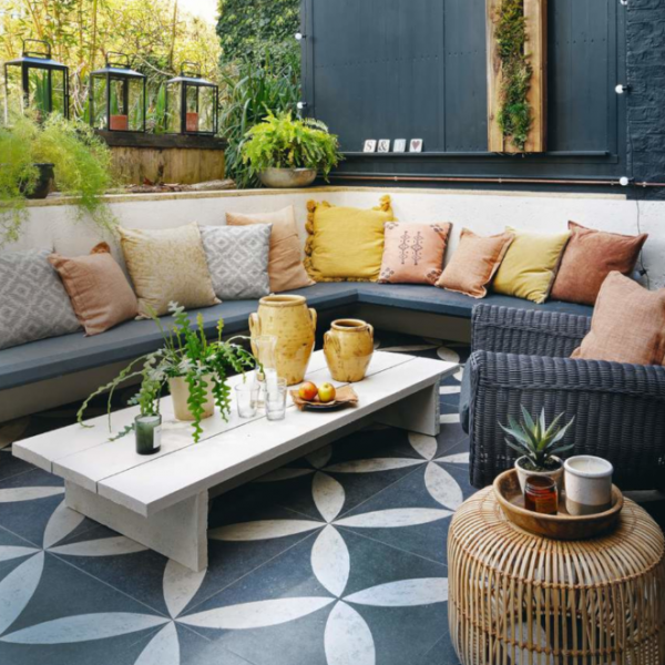 Ruang duduk dengan lantai kayu dan bantal lembut